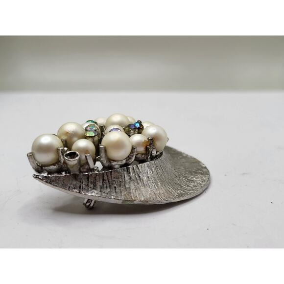Vintage pearl cluster brooch rhinestone AB accent mid-century jewelry - Picture 4 of 9
